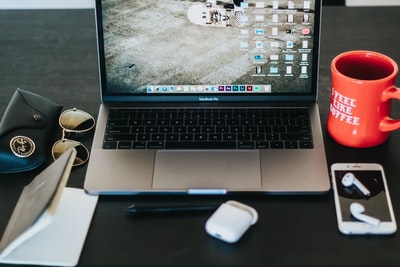 MacBookPro在黑色木桌上打开